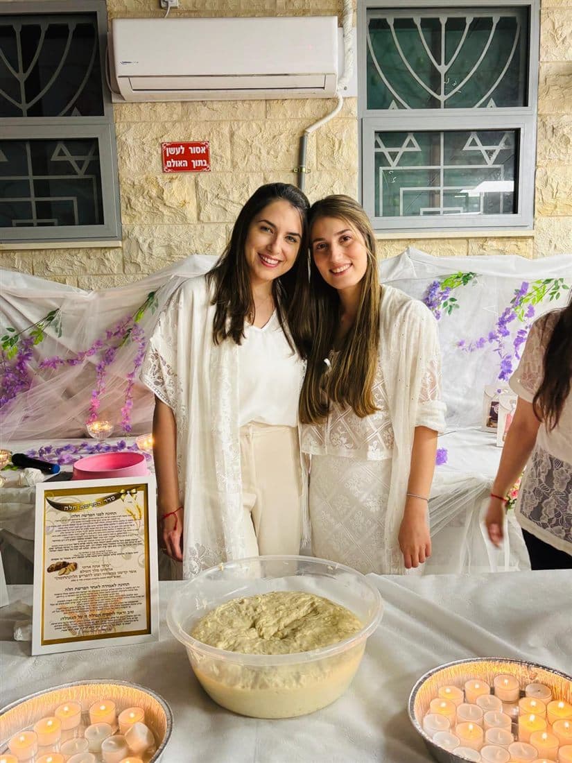 משתתפות בערב הפרשת חלה לצד קערת הבצק