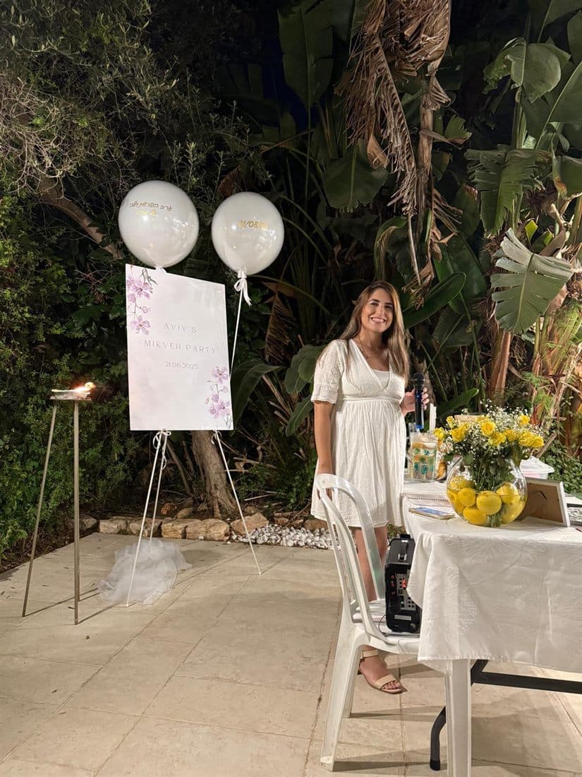 שני מובילה ערב הפרשת חלה - שולחן ערוך בלבן עם נרות וקערת בצק