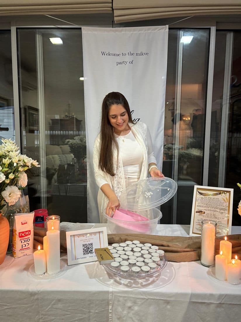 שני ליד שולחן ההפרשה בערב אירוע